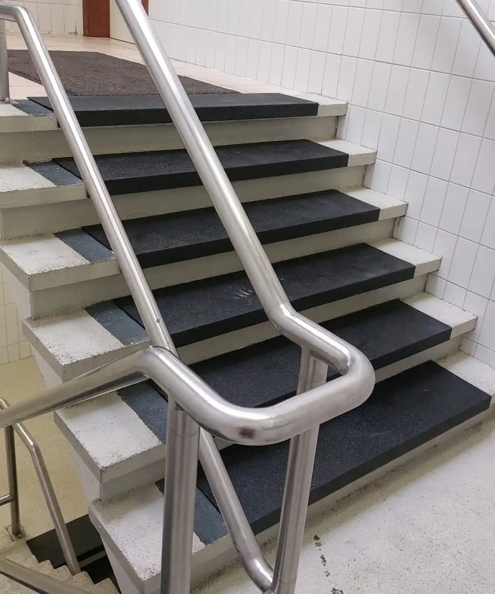Zwarte antislip aangebracht op een trap