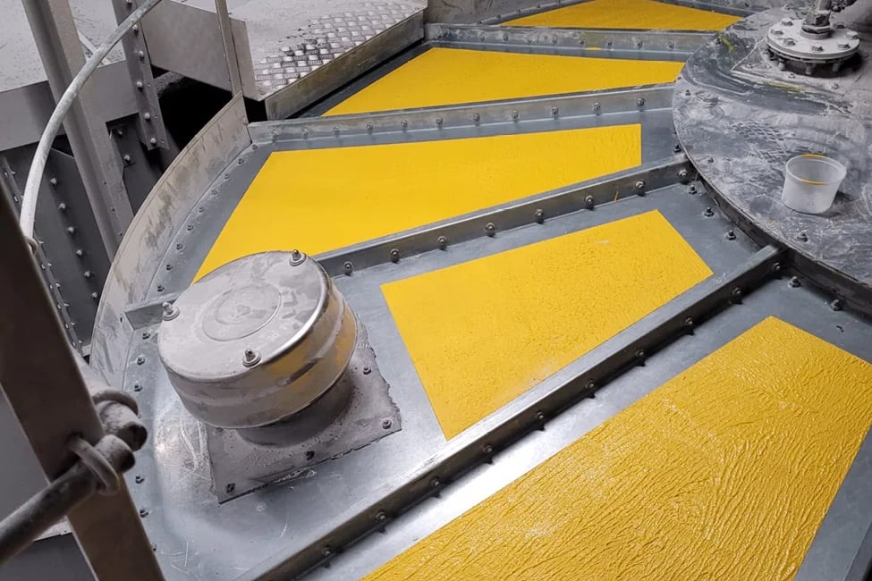 Application antidérapante en jaune sur le dessus d'un silo