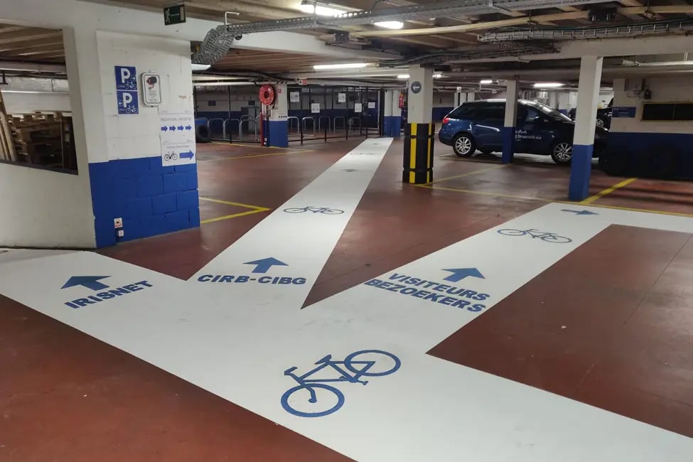 Antislip fietspad in een ondergrondse parking